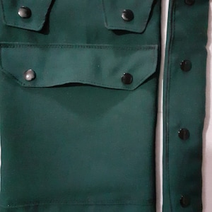 Couvre-sac de jambe pour cathéter avec poche. Le tissu pour costume est disponible en différentes couleurs.