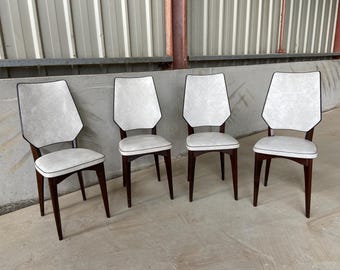 Set aus 4 eleganten französischen Stühlen im skandinavischen Vintage-Stil der 1960er Jahre, cremefarbenes Kunstleder