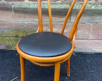 2 Viennese bentwood chairs Fischel, Thonet Nr 18 Bugholz bistro tuna chairs bentwood 1950 imitation leather