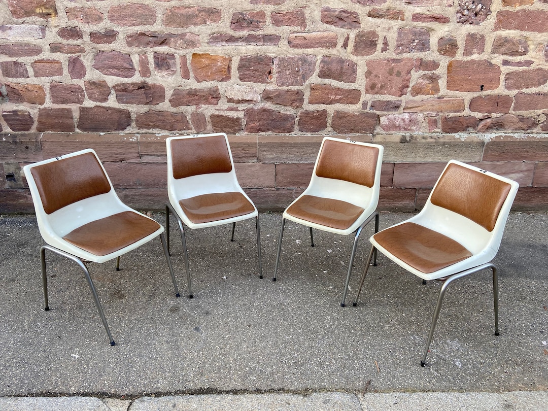 Suite di sedie Auditorium Allibert design 1970 Finto metallo