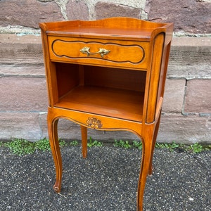 Puede incluir: Una taza de cerámica blanca con un asa negra y el texto "But First, Coffee" en negro, en negrita. La taza está sobre una superficie blanca.