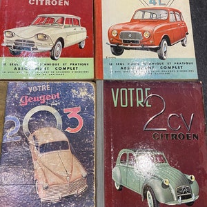 Puede incluir: Cuatro manuales de reparación de automóviles vintage con cubiertas rojas, azules y verdes. Las cubiertas presentan ilustraciones de automóviles clásicos y el texto "Votre" y el nombre del modelo de automóvil. Los manuales se titulan "Votre Ami Citroen", "Votre R3 Renault 4L", "Votre Peugeot 203" y "Votre 2CV Citroen".
