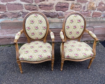paar fauteuils in Louis XVI-stijl in hout en Frans canvas tapijt Provence fauteuil uit de jaren 50