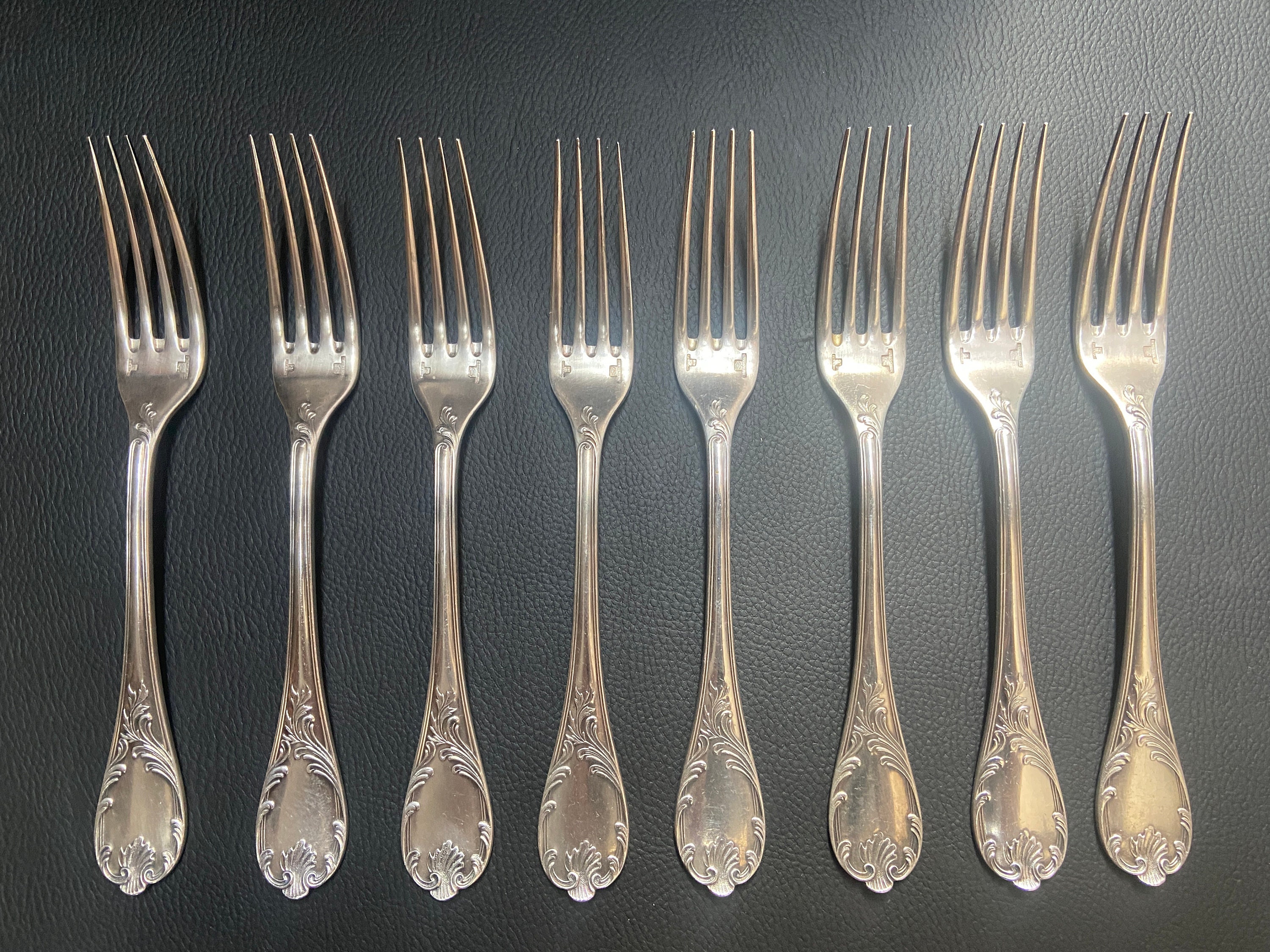 Lot De 12 Fourchettes De Table Christofle Marly, Monogrammées, Bon état