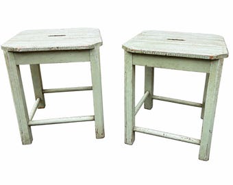 Een paar rustieke, shabby chic brutalistische krukjes uit de jaren 30, gemaakt van vintage Frans sparrenhout.