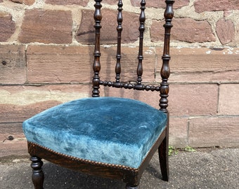 ビクトリア朝のクルミ材で装飾された教会の椅子、1830-1860 年頃