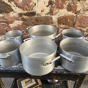 Set van 6 vintage Franse retro aluminium pannen, ovenschalen, keukendecoratie uit de jaren 50