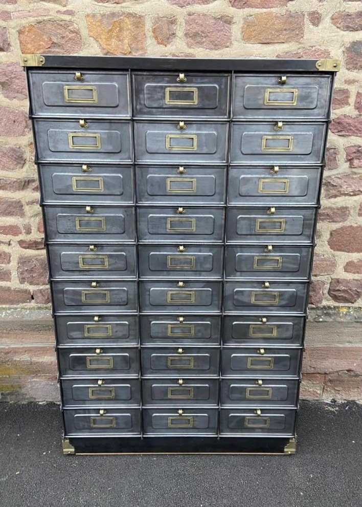 Rare Meuble D'archivage Meuble Industriel A 30 Clapets Strafor Casiers 1920S