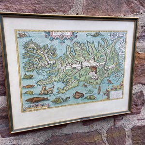 Litografía enmarcada del siglo XIX. Mapa antiguo y raro de Islandia, obra de Ortelius, 1603: Reikiavik, Keflavik, Volcán, Montañas, Fiordos, Monstruos marinos.