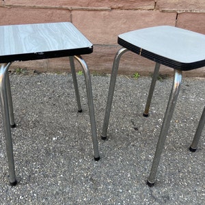 paire de tabourets mid-century dépareillé en formica vintage 1960