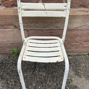 2 chaises Tolix T2 Xavier Pauchard French bistrot chairs Paris Terrasse jardin 50s image 10