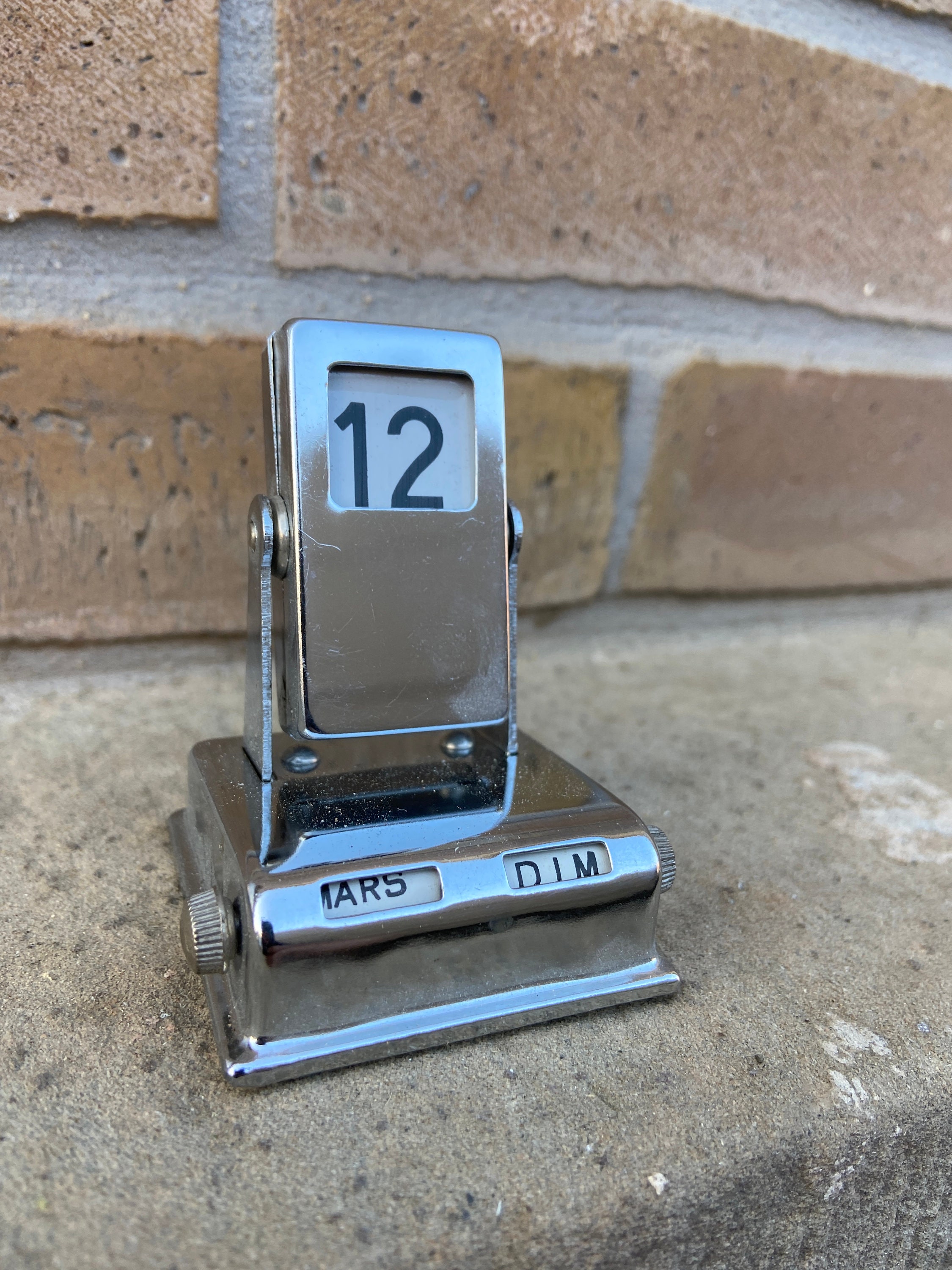 Vintage Metal Perpetual Flip Calendrier. Calendrier de Bureau Chrome Souvenir Des Années 1960 Japan