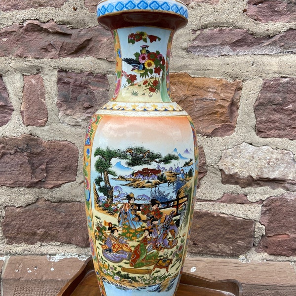 très beau vase chinois richement décoré, céramique peint main motif Japon