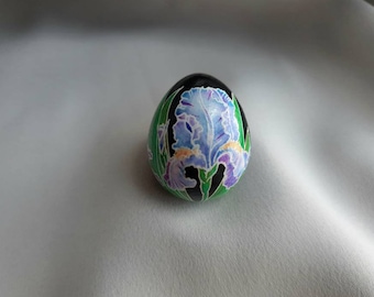 Iris su un piccolo uovo di quaglia / pysanka / arte delle uova / pysanka ucraina / motivo floreale