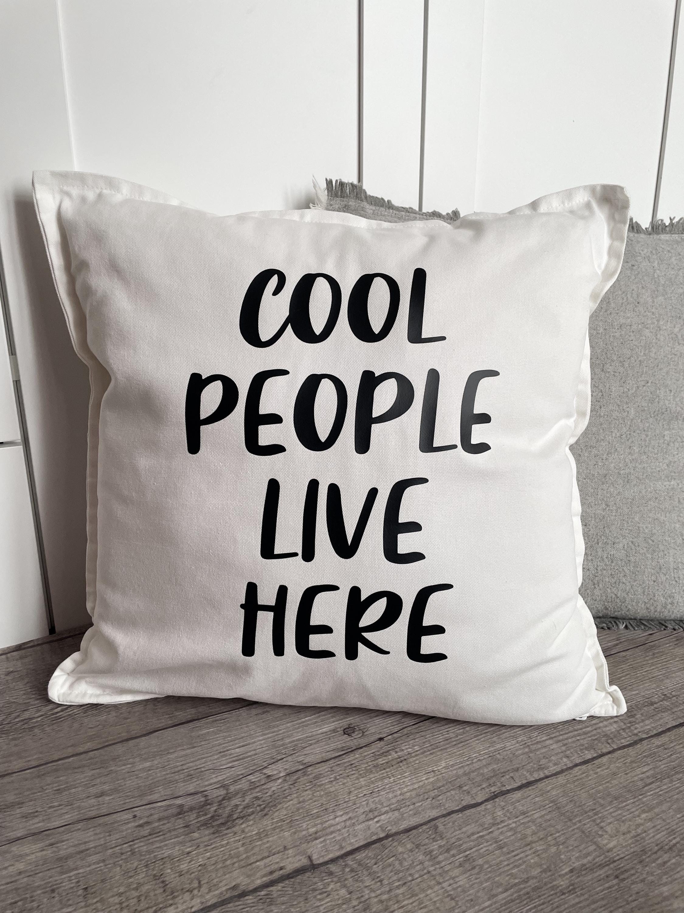 Kissenbezug ‚Cool People live here' Kissenhülle weiß mit Spruch für coole Leute