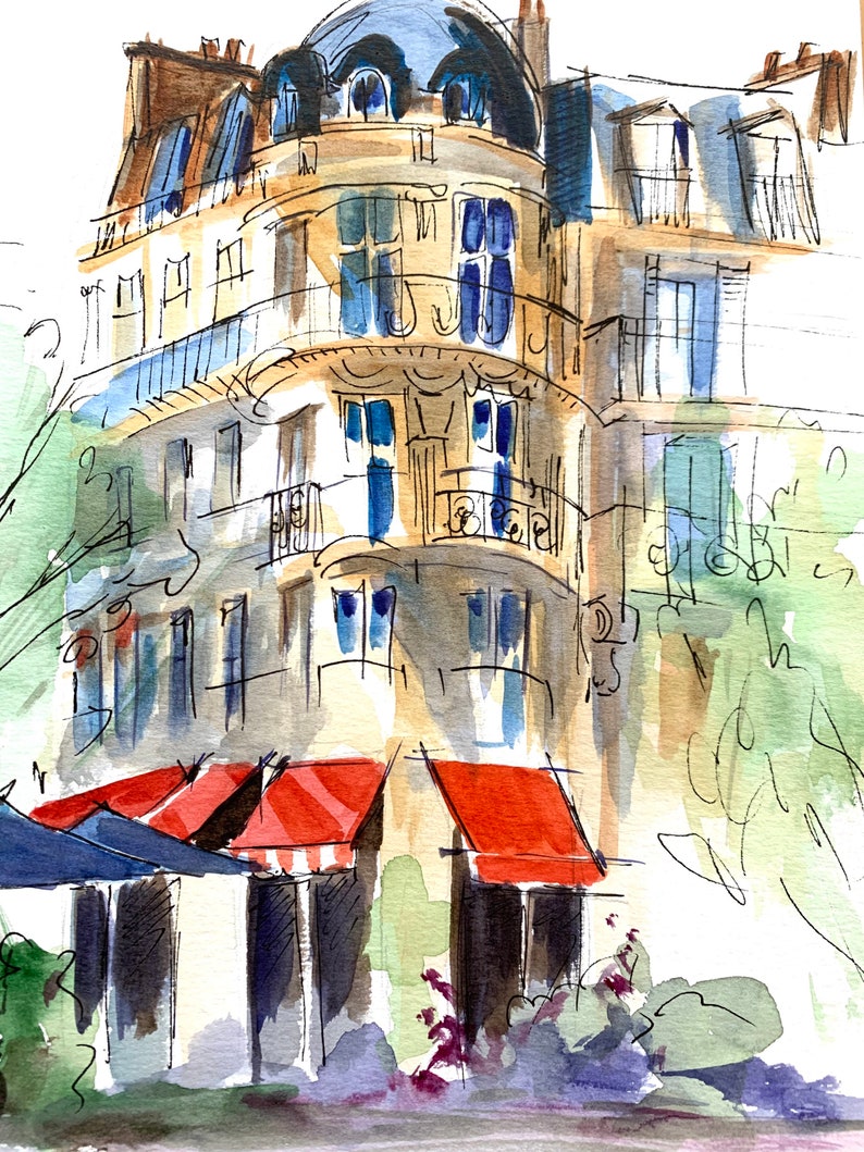 Puede incluir: Pintura a la acuarela de un edificio parisino con fachada curva, con una c&uacute;pula azul y toldos rojos. El edificio tiene m&uacute;ltiples ventanas y balcones, con una mezcla de tonos beige, marr&oacute;n y azul. La obra captura un estilo arquitect&oacute;nico europeo cl&aacute;sico.