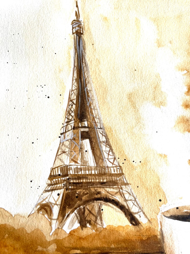 K&ouml;nnte beinhalten: Ein Aquarellbild des Eiffelturms in Paris, Frankreich. Das Bild ist in Braun- und Wei&szlig;t&ouml;nen gehalten, mit einem Kaffeefleck-Effekt. Im unteren rechten Eck des Bildes ist eine Tasse Kaffee zu sehen.