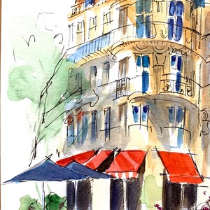Puede incluir: Pintura a la acuarela de un edificio con fachada curva, balcones y marcos de ventanas azules. El edificio tiene un tejado marr&oacute;n y toldos rojos. Una sombrilla azul y follaje verde en primer plano.