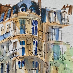 Puede incluir: Pintura a la acuarela de un edificio con techo abovedado y balcones. El edificio tiene una fachada beige claro con marcos de ventanas azules y un toldo rojo. La obra es de estilo boceto.