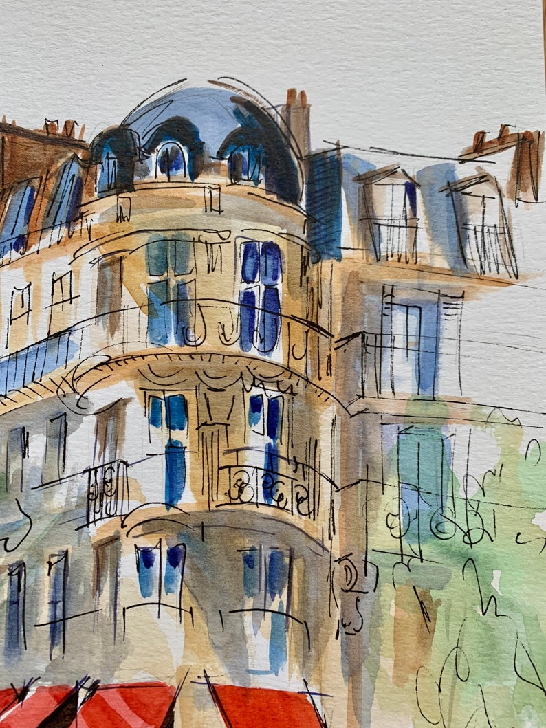Puede incluir: Pintura a la acuarela de un edificio con techo abovedado y balcones. El edificio tiene una fachada beige claro con marcos de ventanas azules y un toldo rojo. La obra es de estilo boceto.