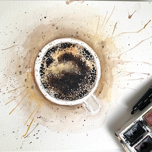 Op de afbeelding: Een aquarel schilderij van een kopje koffie met een bruine en witte achtergrond. De koffie is donkerbruin en heeft een schuimig oppervlak. De achtergrond is bespat met bruine verf.