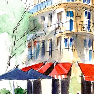 Puede incluir: Pintura a la acuarela de un edificio europeo con un balc&oacute;n curvo y m&uacute;ltiples ventanas. El edificio est&aacute; pintado en tonos beige, azul y blanco. Toldo a rayas rojas y blancas y sombrillas azules en primer plano.