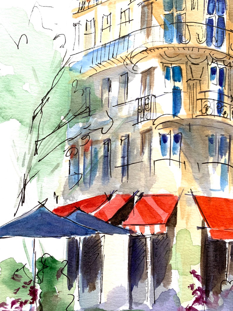 Puede incluir: Pintura a la acuarela de un edificio europeo con un balc&oacute;n curvo y m&uacute;ltiples ventanas. El edificio est&aacute; pintado en tonos beige, azul y blanco. Toldo a rayas rojas y blancas y sombrillas azules en primer plano.