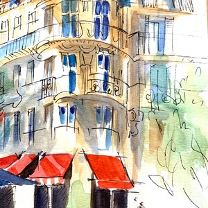 Puede incluir: Pintura a la acuarela de un edificio europeo con balcones y toldos rojos. El edificio tiene varios pisos con marcos de ventanas azules y un tejado marr&oacute;n. La obra de arte est&aacute; realizada en un estilo suelto e impresionista.