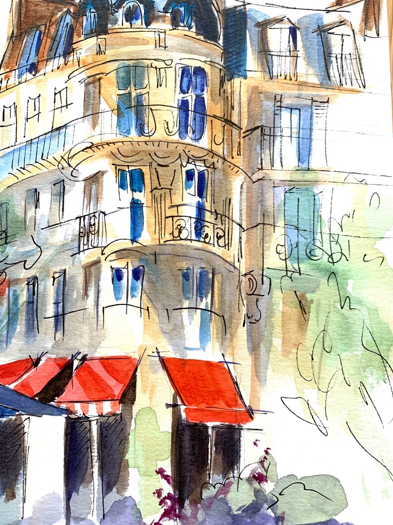Puede incluir: Pintura a la acuarela de un edificio europeo con balcones y toldos rojos. El edificio tiene varios pisos con marcos de ventanas azules y un tejado marr&oacute;n. La obra de arte est&aacute; realizada en un estilo suelto e impresionista.