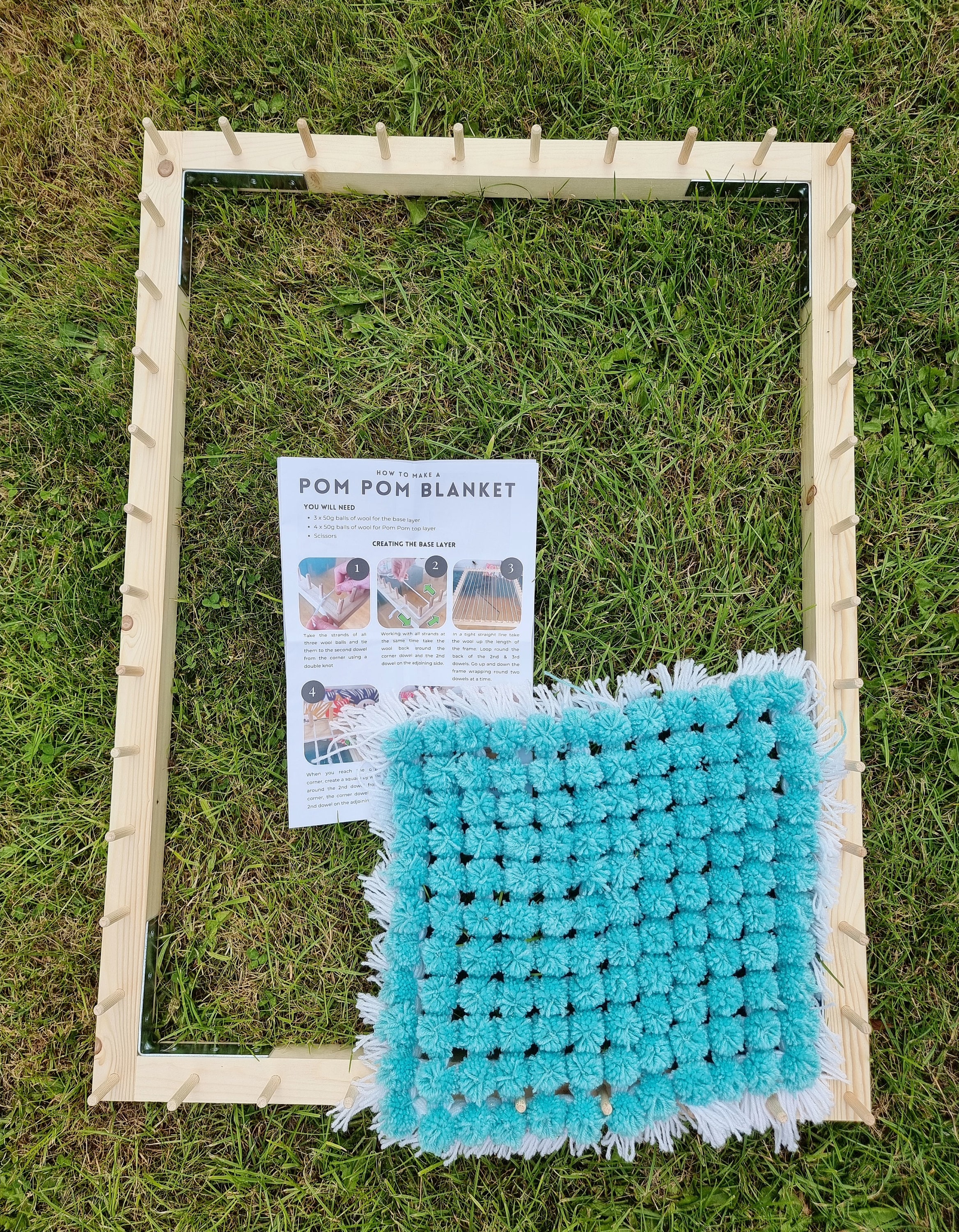 LAYOER Round Knitting Loom Set Pompom Ball Maker with Needle Hook