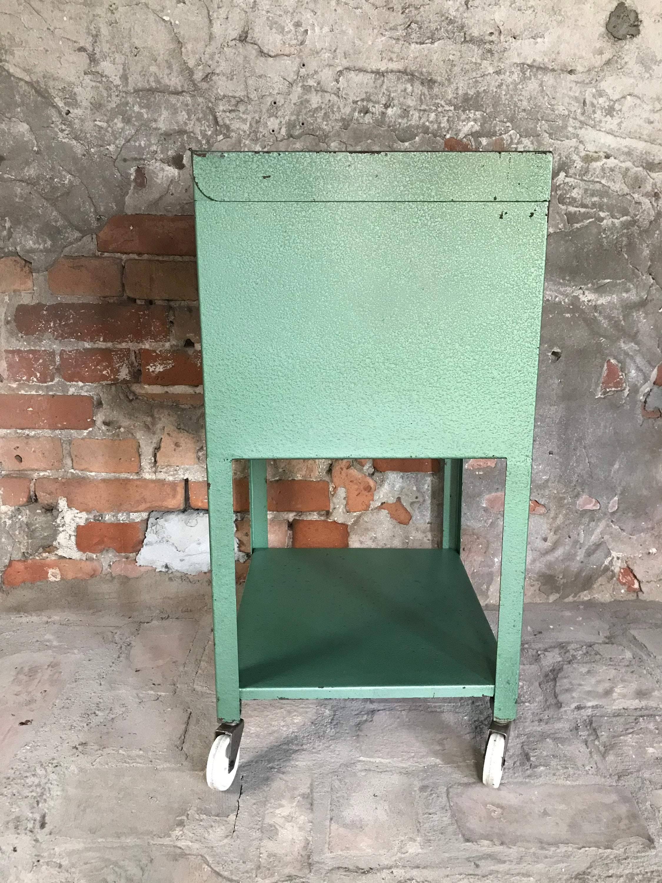 grüner Metallschrank auf Rollen