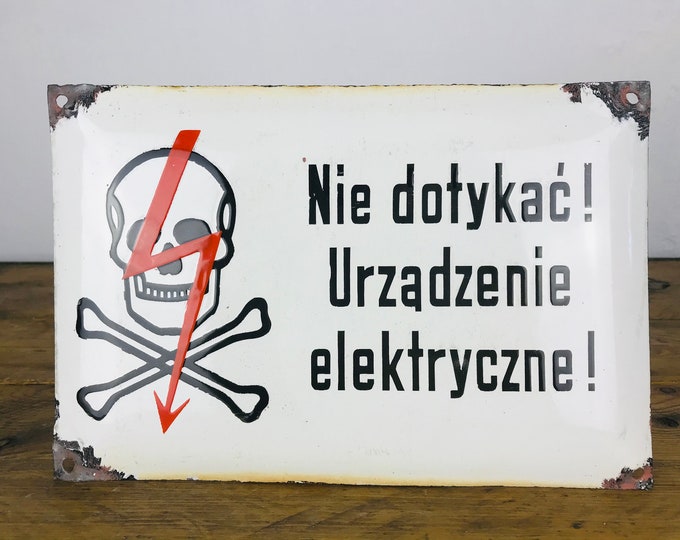 altes gewölbtes Emailleschild Totenkopf