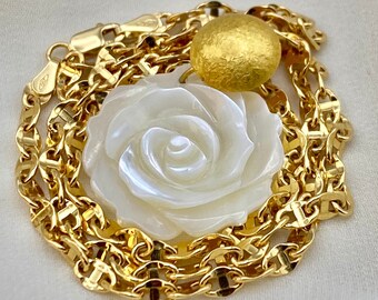 18k solid Gold Flower Necklace with Crafted Shell - 18k Solid Gold  sea shell Necklace ,Birthday Gift, For Her, Anniversary Gift, for mum.