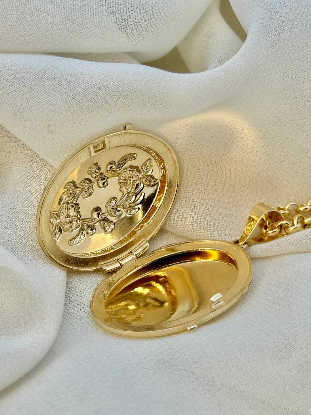 14k Gold Yellow Oval Locket Necklace ,22 Inches ,3 Mm ,gold Locket