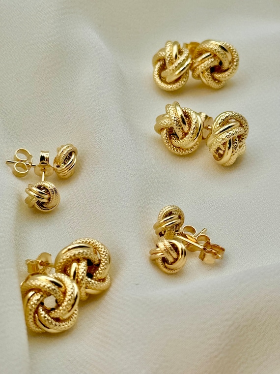 DESIGN - Orecchini oversize a bottone a forma di cerchio color oro con dettaglio stile nodo
