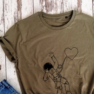 Bio-Baumwolle, Astronaut inlove T-Shirt, Liebe Shirt, Geburtstagsgeschenk T-Shirt, Geschenk für Mädchen, Geschenk für den besten Freund, Valentinstag T-Shirt