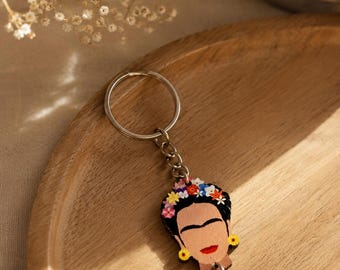 フリーダ・カーロの木製キーホルダー、カラフルな肖像画のキーリング、ボヘミアン風バッグチャーム、アート好きの女性へのギフト