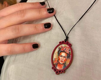 フリーダ・カーロのハンドメイドネックレス：赤いボヘミアン風木製ペンダント