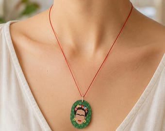 フリーダ・カーロの手作りネックレス：ボヘミアン風木製ペンダントジュエリー