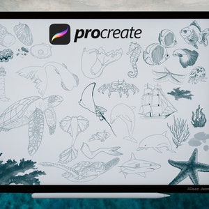 Könnte beinhalten: Eine digitale Illustration verschiedener Meeresbewohner und nautischer Objekte, darunter eine Meeresschildkröte, ein Delfin, ein Seestern, ein Leuchtturm, eine Krabbe, ein Segelschiff und ein Seepferdchen. Die Illustration ist in Schwarzweiß gehalten und hat einen Vintage-Look. Der Text "procreate" ist in der oberen rechten Ecke des Bildes sichtbar.