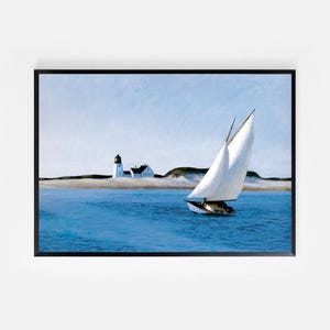 Op de afbeelding: Een witte zeilboot met een wit zeil vaart over een blauwe watermassa. Op de achtergrond is een witte vuurtoren en een wit gebouw aan de kust te zien.