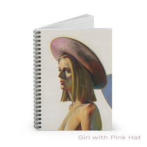 Puede incluir: Una pintura de una mujer con el pelo largo y rubio que lleva un gran sombrero rosa. La mujer mira hacia un lado y su rostro está iluminado por una luz suave. El fondo es de color crema claro.