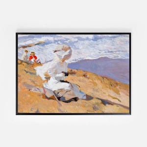 Puede incluir: Una pintura de una mujer con un vestido blanco sentada en una playa de arena con olas rompiendo en el fondo. Dos figuras más se pueden ver en la distancia.