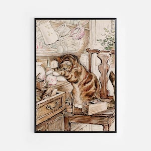 Puede incluir: Un gato marrón y atigrado está de pie en una silla de madera en una cocina. El gato está mirando un cajón que está abierto y tiene algunos artículos dentro. Hay platos y otros artículos de cocina en los estantes del fondo.