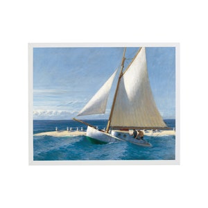 Op de afbeelding: Een witte zeilboot met een groene romp vaart op een blauwe zee met een klein eiland op de achtergrond. De zeilboot heeft een wit zeil en een houten mast. Het eiland is bedekt met zand en er zijn een paar mensen op.