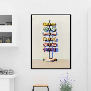 Puede incluir: Una pintura de un soporte con seis pajaritas en él. Las pajaritas son de varios colores y patrones, incluyendo amarillo, verde, rojo, azul y blanco.