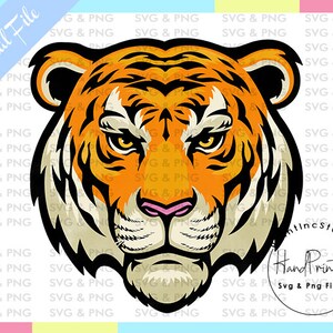 Pu&ograve; includere: Un file digitale con la testa stilizzata di una tigre. La tigre ha strisce arancioni e nere, un naso rosa e occhi gialli. Il testo "Digital File" &egrave; in un banner blu, e il testo "Hand Printed SVG & PNG Files."