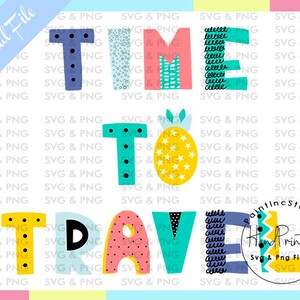 K&ouml;nnte beinhalten: Farbenfrohes digitales Design mit den Worten "TIME TO TRAVEL" in einer verspielten, illustrierten Schriftart. Die Buchstaben sind mit verschiedenen Mustern und Farben verziert, darunter Blau, Gelb, Rosa und T&uuml;rkis. Das Design enth&auml;lt eine Ananas-Grafik.