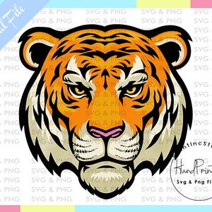 Pu&ograve; includere: Un file digitale con un'illustrazione stilizzata della testa di una tigre. La tigre ha strisce arancioni e nere, un naso rosa e occhi gialli. Le parole "Digital File" sono in uno striscione blu e "Hand Printed SVG & PNG Files" in un logo circolare.