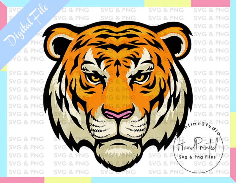 Pu&ograve; includere: Un file digitale con un'illustrazione stilizzata di una testa di tigre. La tigre ha strisce arancioni e nere, un naso rosa e occhi gialli. Le parole "Digital File" sono in uno striscione blu e "Hand Printed SVG & PNG Files" in un cerchio.
